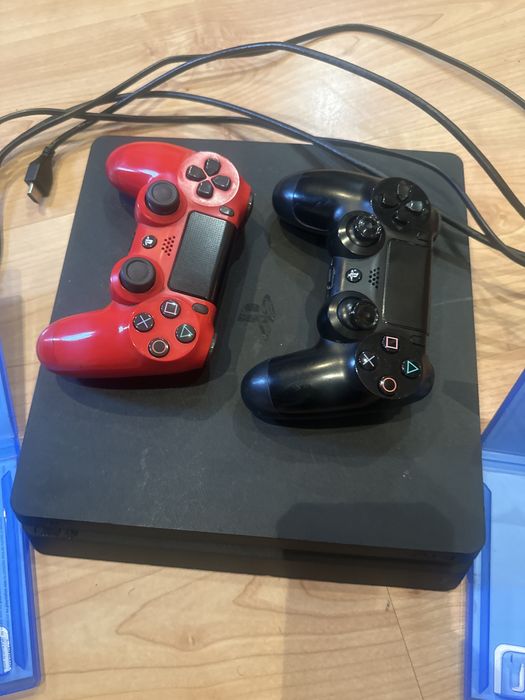 PlayStation 4 usado + 2 jogos inclusos com cabos e carregador