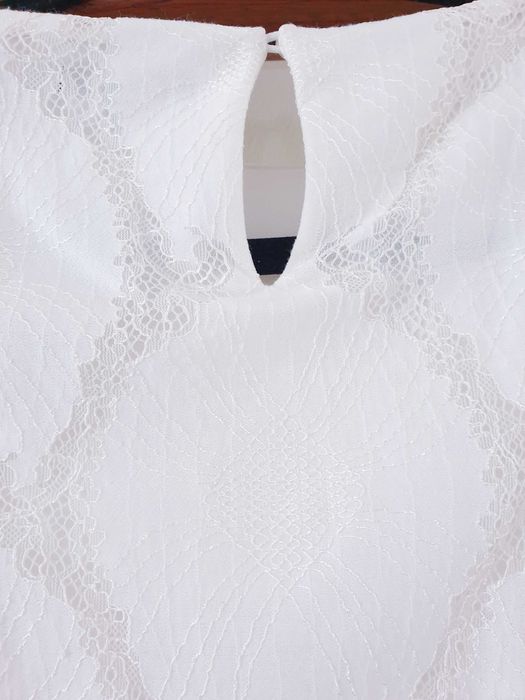 Blusa em renda branca da marca Massimo Dutti.