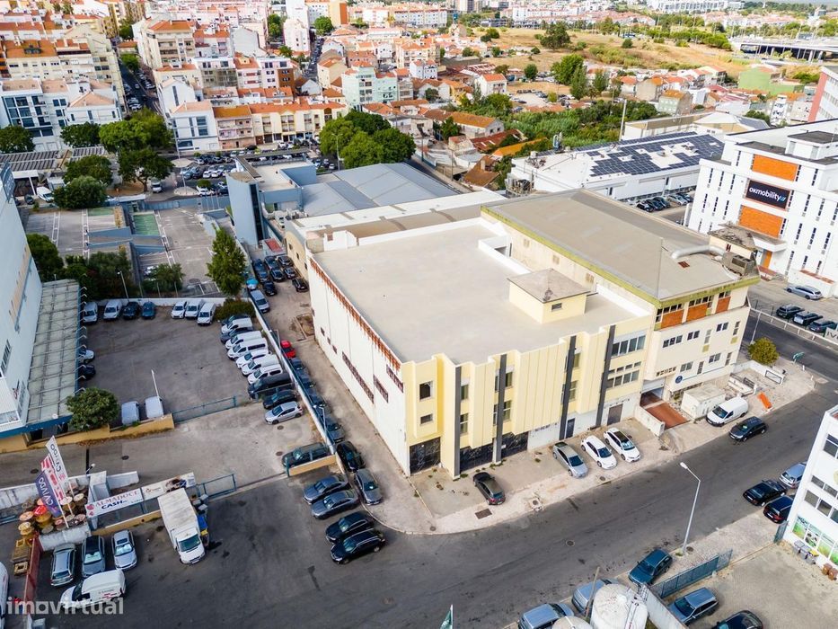 Armazém Industrial com 5 Pisos no Prior Velho, Loures