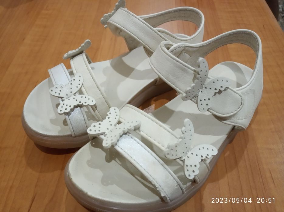 Босоніжки на дівчинку