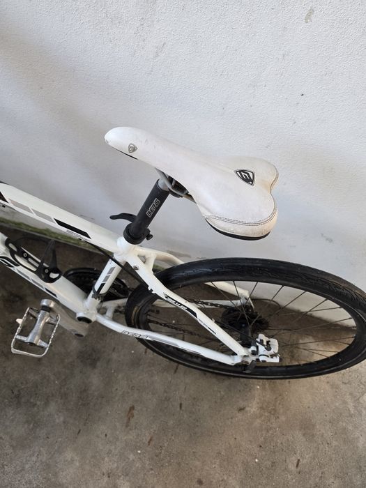 Bicicleta Berg com pneus de estrada