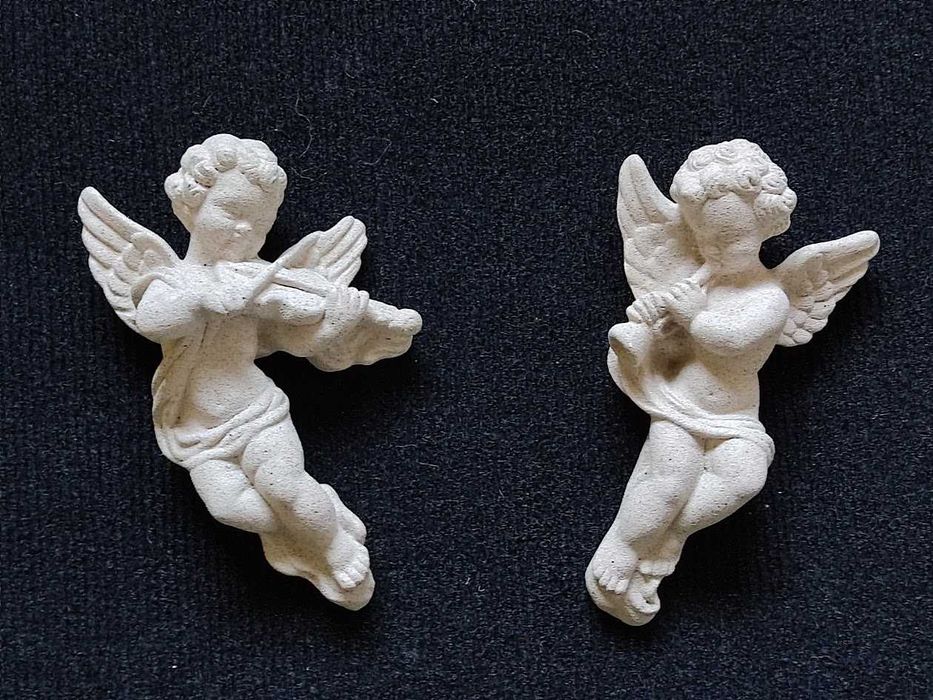 Par de anjos músicos em gesso imitação pedra