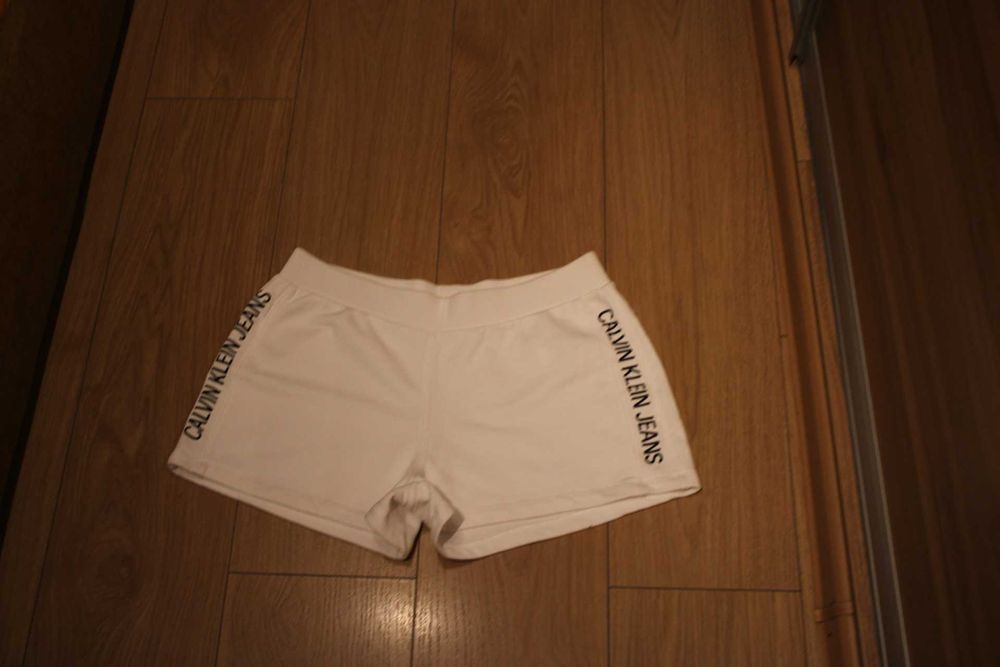 PRAWIE NOWE,CALVIN KLEIN,spodenki,damskie ,roz.M,białe