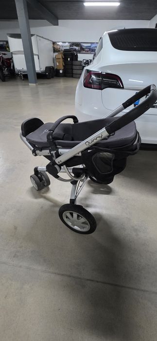 Carrinho de bebé marca Quinny