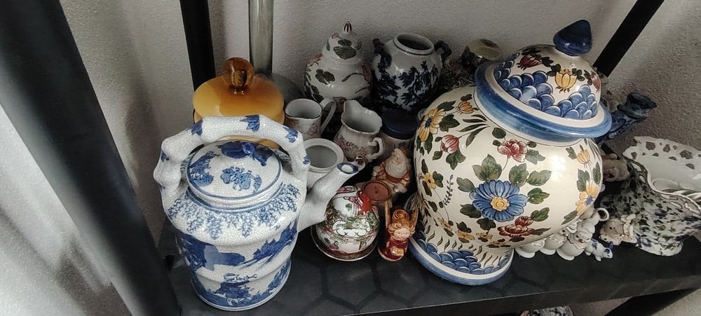 Várias peças de porcelana