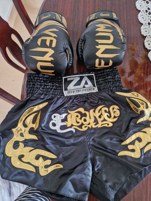 Luvas de boxe  e shorts