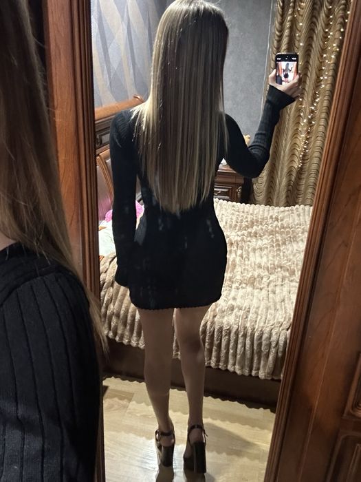 Чорна міні сукня з гарним декольте