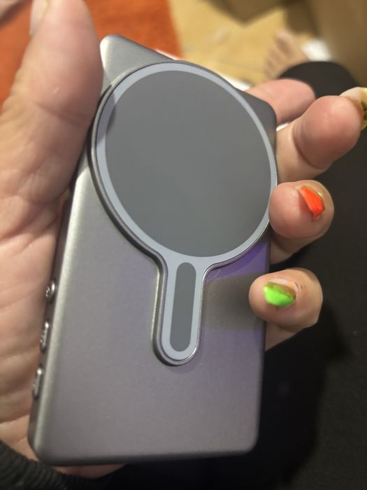 Magnetic selfie screen