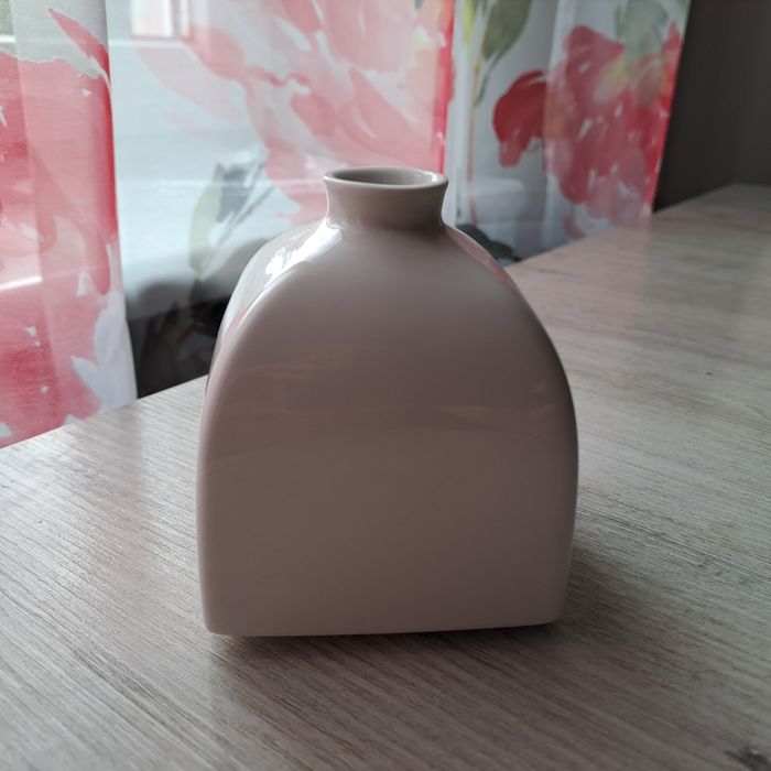 Biały porcelanowy wazonik KPM  Royal,rzadkie znalezisko.