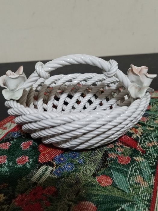 Конфетница фарфоровая