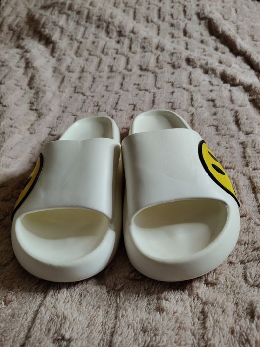 Шльопки, тапки, літнє взуття