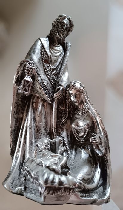Estatueta de Sagrada Família prateada,  feita em marfinite .