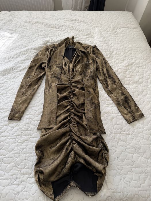 Sukienka zlota poduszki