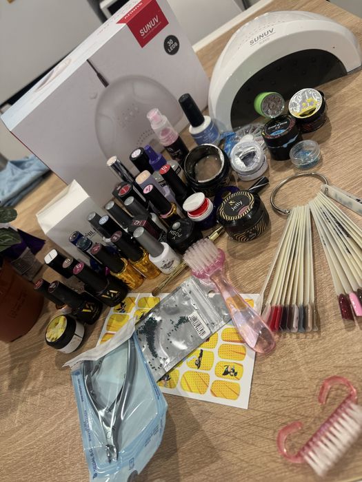 Sprzedam materiały do paznokci – lakiery, bazy, żele, akcesoria.