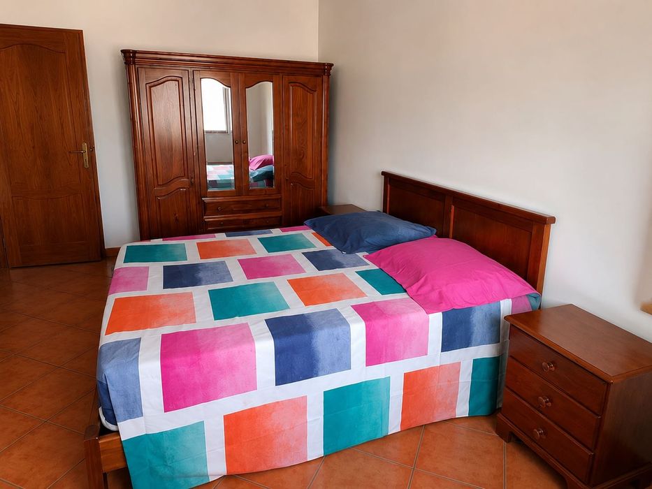 Quarto Grande Mobilhado para Casal (ou 2 Pessoas) em Casa Partilhada.