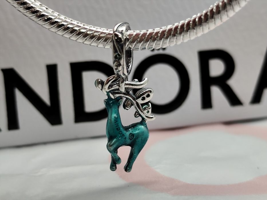 Pendente rena da Pandora brilha no escuro