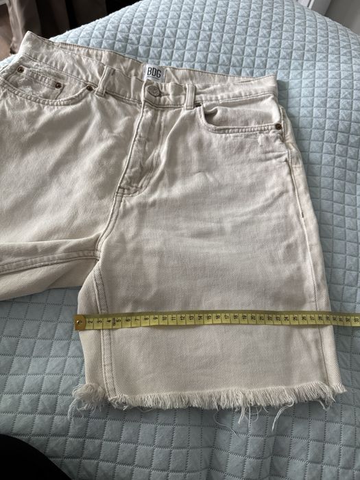 Beżowe szorty do kolan Urban Outfiters bermudy