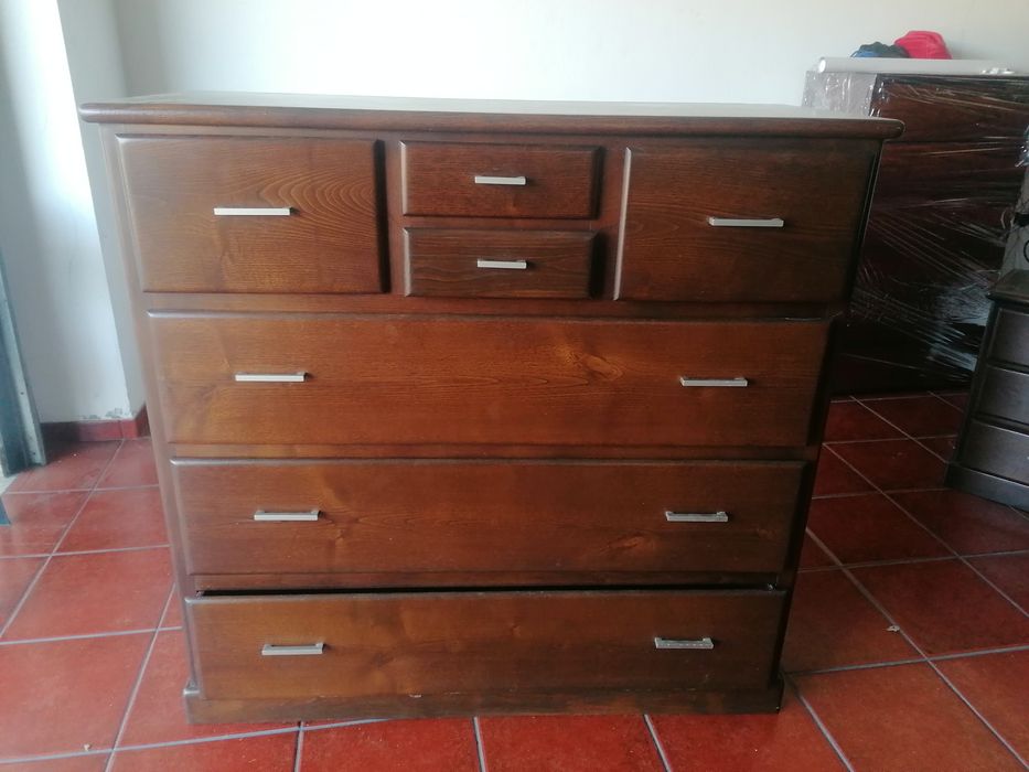 Vendo  Comoda  de quarto e duas mesinhas de cabeceira.