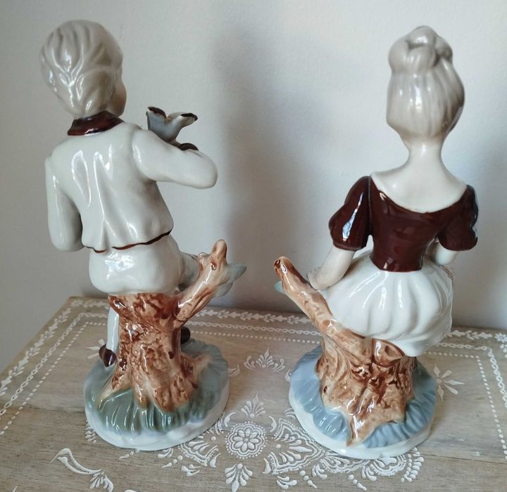 Belíssimo Par de Esculturas em Porcelana