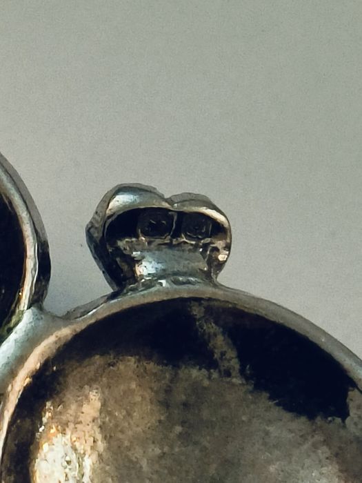 Alfinete antigo ursinho com marcassitas