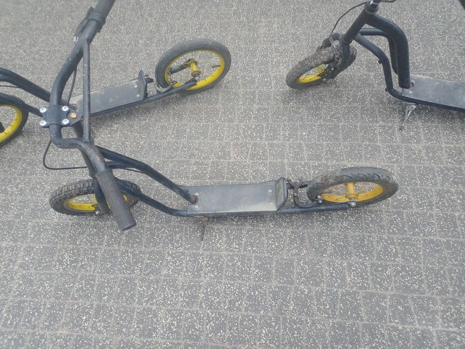 Sprzedam hulajnogi w kolorze czarnym koła pompowane