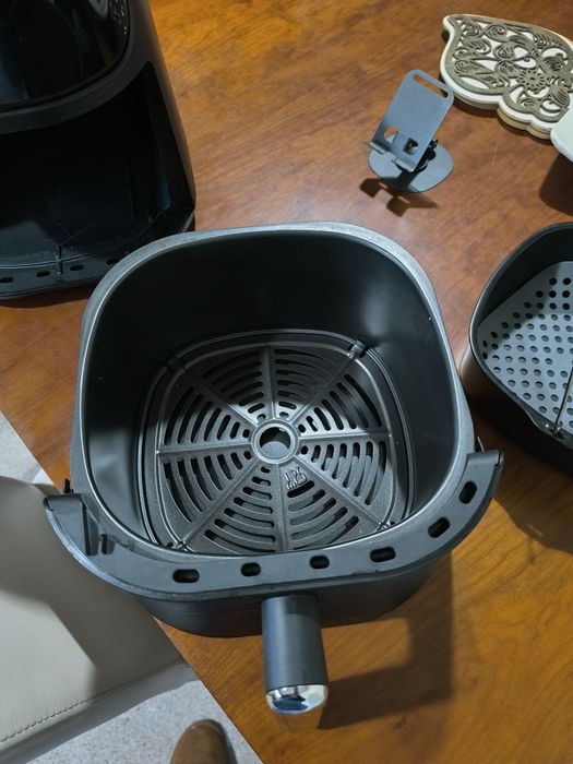 Air Fryer usada mas em bom estado vendo com acessórios  5.5 L  ,1500W.