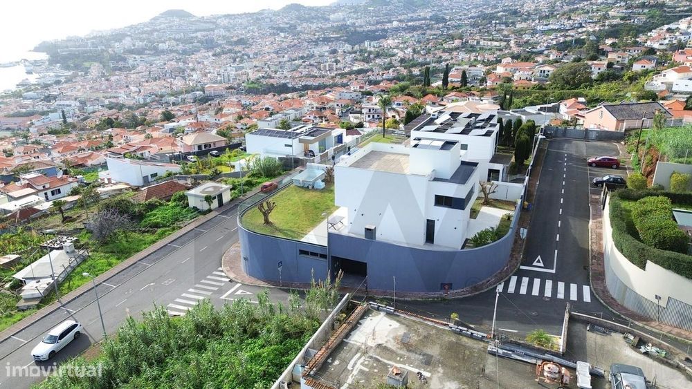Moradia T4 Estilo Moderno no Funchal - Quinta do Faial