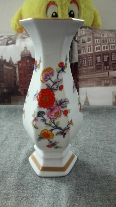 Различные вазы для цветов.