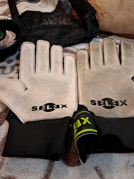 Продам рукавиці воротарські