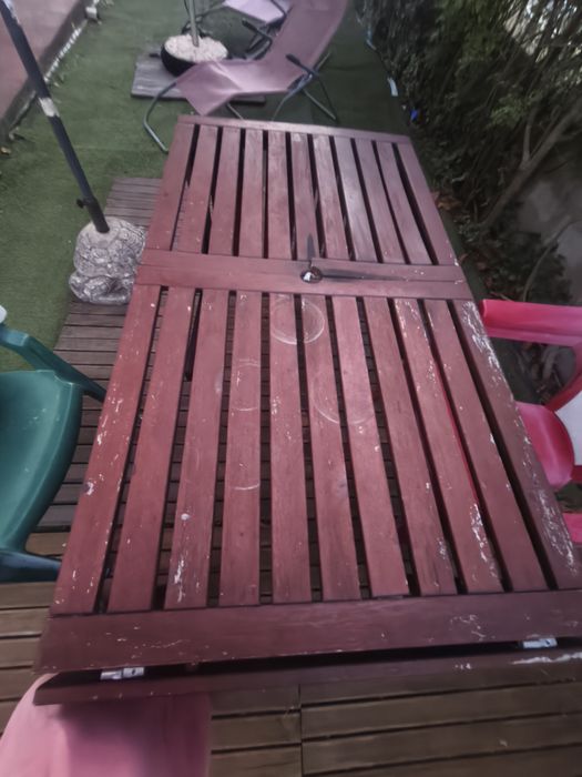 Mesa de jardim em madeira