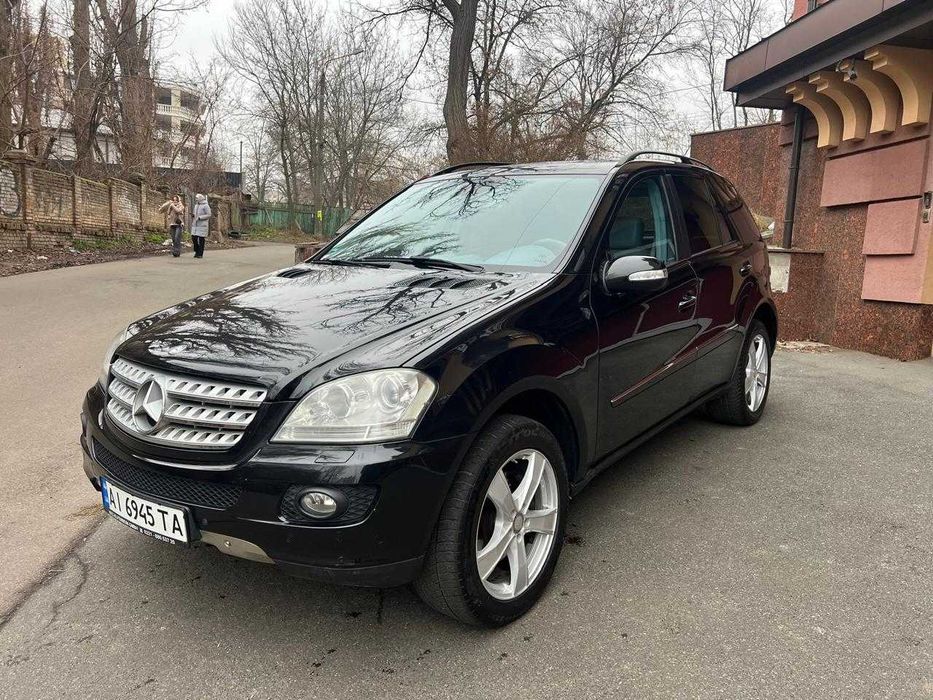 Mercedes Benz ML 320 2006 року (пнєвмо-підвіска) 3.0 дизель, автомат, повний привід. Пробіг: 283 в оригіналі. Авто пригнане з Німеччини. Поміняне масло в коробці, поміняний бублик в коробці передач, автомобіль в хорошому, робочому стані. Можна подивитися в м. Київ в будь-який час за попередньою домовленістю. Авто лише для військових за законом 91.11. Додаткові питання по телефону.