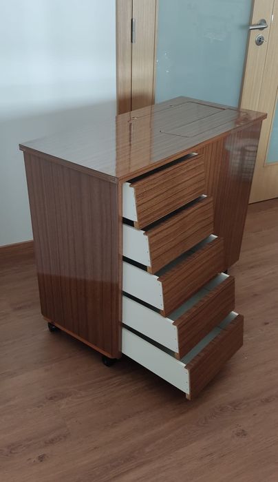 Mesa de costura em ótimo estado