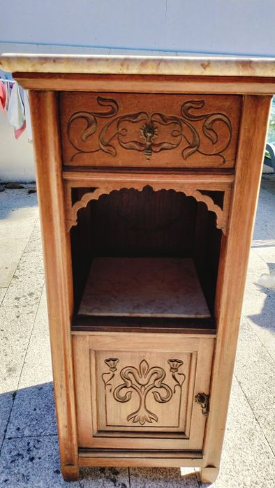 Mesinha de cabeceira antiga