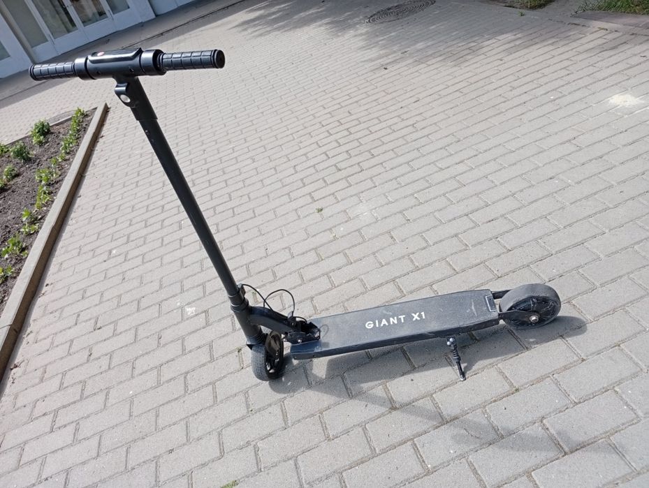 Продам лектросамокат GIANT x1