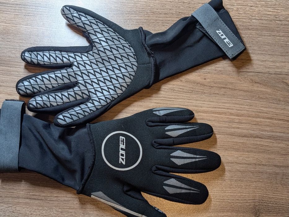 В наличии неопреновые перчатки ZONE3 ,