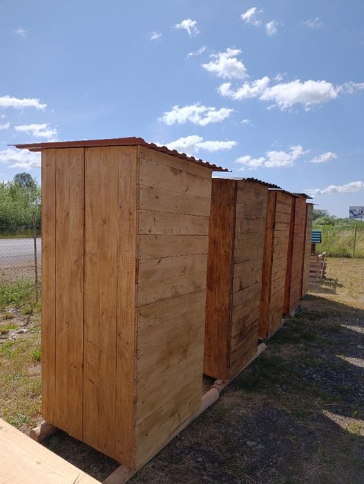 Туалет дерев'яний вуличний