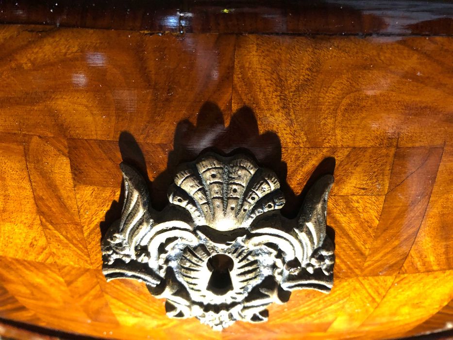 Cómoda Luis XV em pau de cetim e buxo