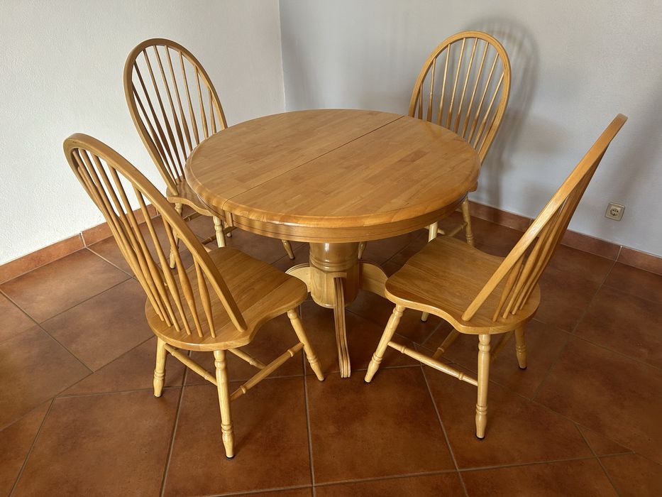 Mesa de refeição extensivel de 4 a 6 lugares
