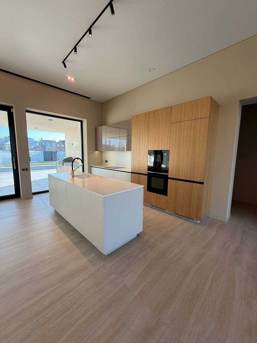 Новый 1-но этажный дом в Совиньоне, участок 10,66 соток, 185 кв.м.