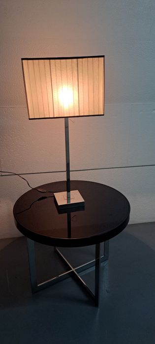 Mesa de apoio para candeeiro.