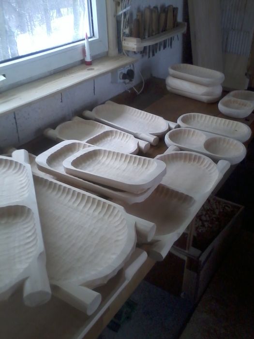 Korytka drewniane i tacki.