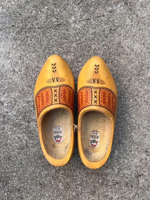 Tamancos Holandeses em madeira amarela