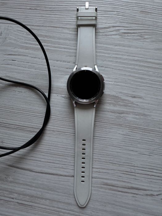Продам смарт- часы Samsung Galaxy WATCH 42 mm