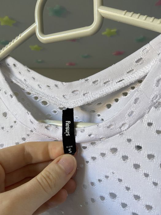 biały t-shirt dziurkowany, koszulka z krótkim rękawem, top