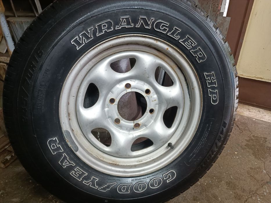 Roda de jipe 245/70-16 + caixa de proteção