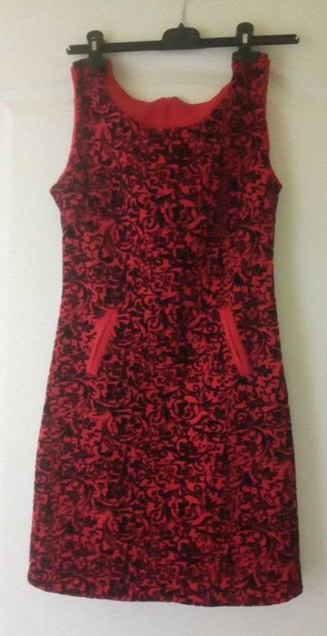 Гарне червоне плаття з чорним візерунком з карманами