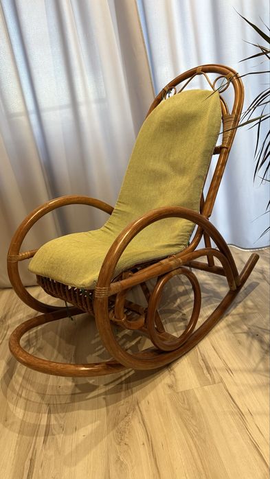 Fotel bujany z rattanu