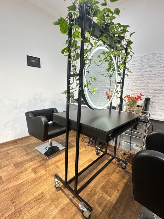Робоча станція для перукаря, візажиста, бровиста