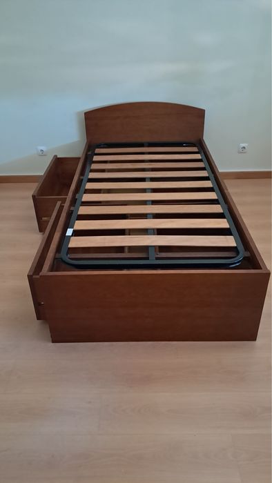 Cama solteiro com arrumação