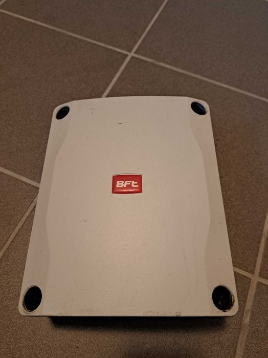 Sprzedam uszkodzoną elektronikę do napędu BFT Phobos A40 + 4 piloty